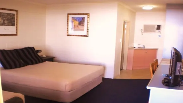 Cairns New Chalon Motel photo 1