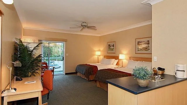 Sandman Hotel & Suites Kelowna photo 2