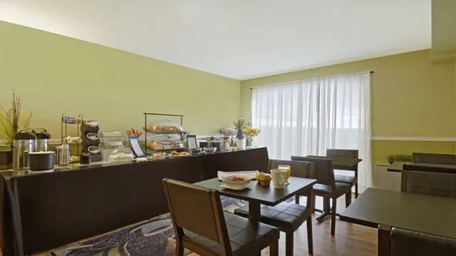 Quality Suites Montreal Aeroport photo 2