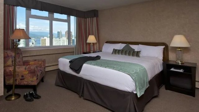 Coast Plaza Hotel & Suites Vancouver photo 1