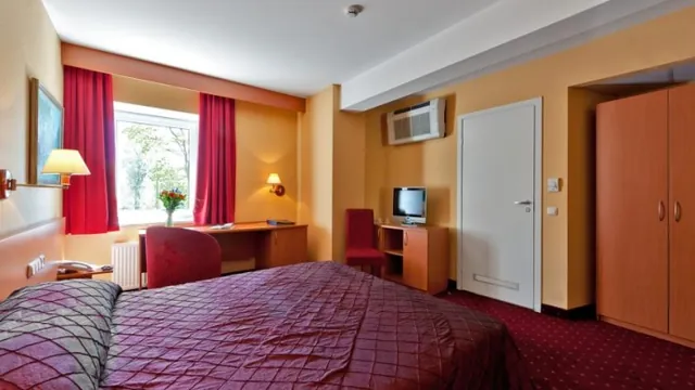 Best Western Auberge De La Foresterie Le Mans photo 1