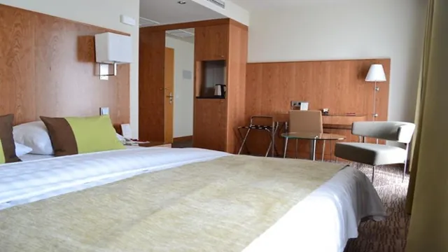 Microtel Inn & Suites by Wyndham Burlington photo 3