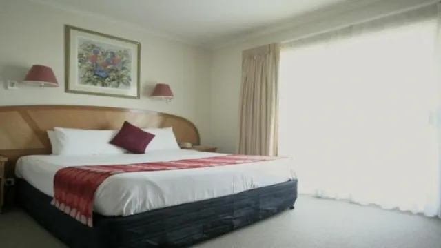 Microtel Inn & Suites by Wyndham Ozark photo 1