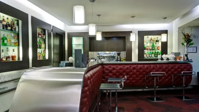 Ramada by Wyndham Birmingham Airport photo 3