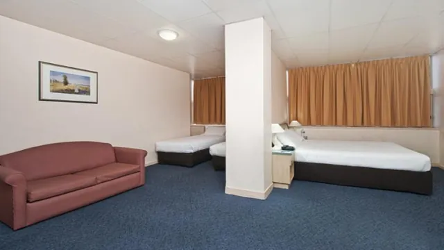 Ramada by Wyndham Bronx Terminal photo 3
