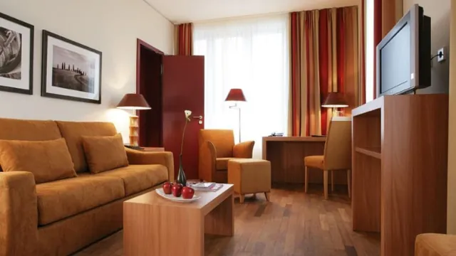 Ramada by Wyndham Diplomat Canberra photo 3