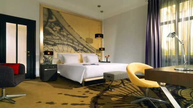 Ramada by Wyndham Cheltenham photo 1