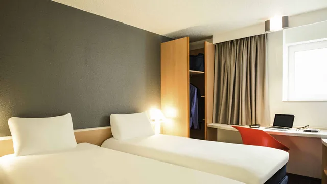 Ramada by Wyndham Minneapolis Golden Valley photo 1