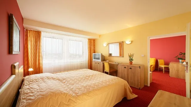 Ramada by Wyndham Bucharest Otopeni Airport photo 2