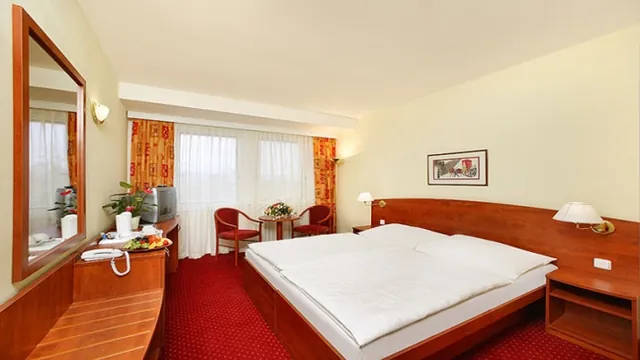 Ramada by Wyndham Bucharest Otopeni Airport photo 3