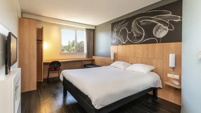 Ibis Issoire photo 2