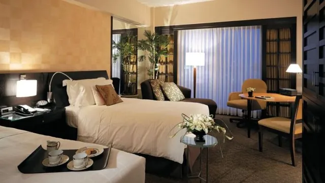 Ramada Plaza by Wyndham West Hollywood Hotel & Suites photo 3