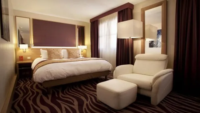 Super 8 by Wyndham Bedford photo 2