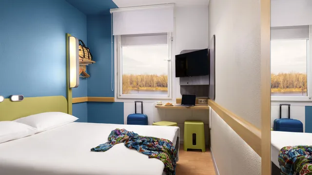 Super 8 by Wyndham Burlington photo 1