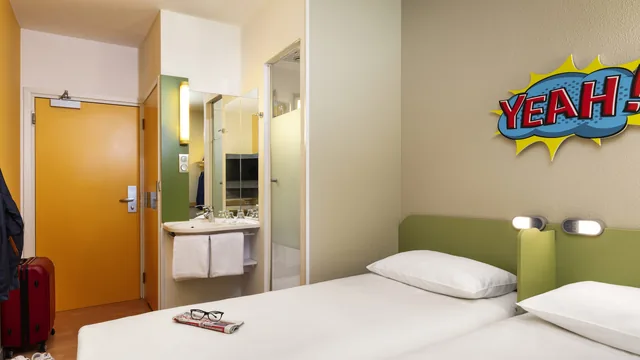 Super 8 by Wyndham Burlington photo 2