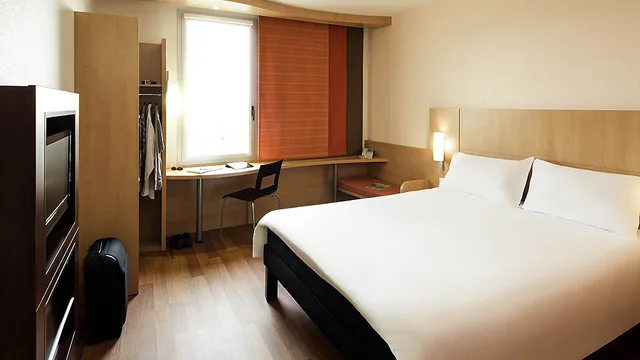 Ibis Barcelona Santa Coloma photo 3
