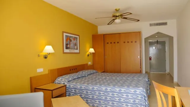 Super 8 by Wyndham Dallas South photo 1