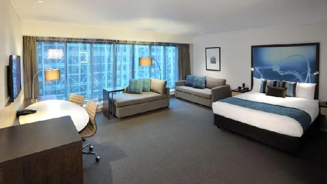 La Quinta Inn & Suites by Wyndham Baltimore Downtown photo 2