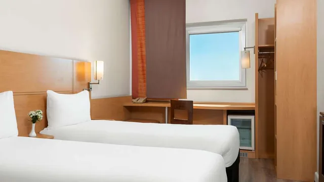 Super 8 by Wyndham Golden photo 3