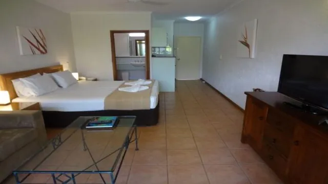Super 8 by Wyndham Innisfail photo 1