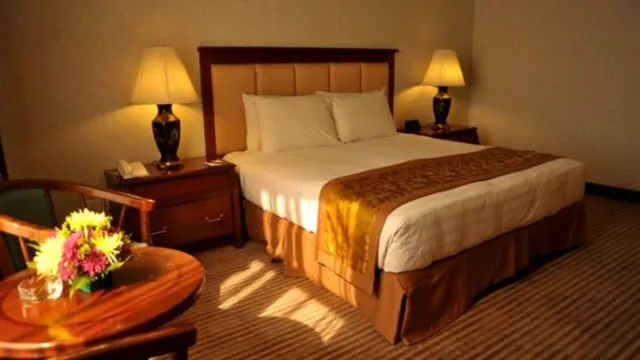 Super 8 by Wyndham Oceanside Downtown photo 2