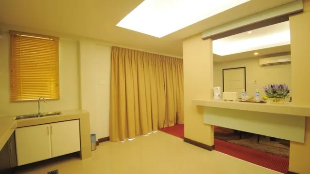 Super 8 by Wyndham Oceanside Downtown photo 3