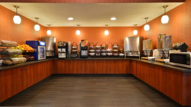 Super 8 by Wyndham Toronto East ON photo 2