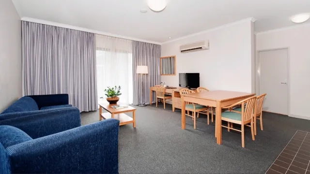 Quality Hotel Woden Canberra photo 5