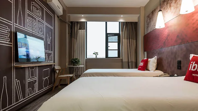 Ibis Luoyang Railway Station Hotel photo 1