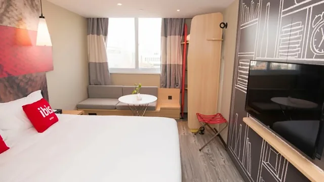 Ibis Luoyang Baolong Square Hotel photo 1