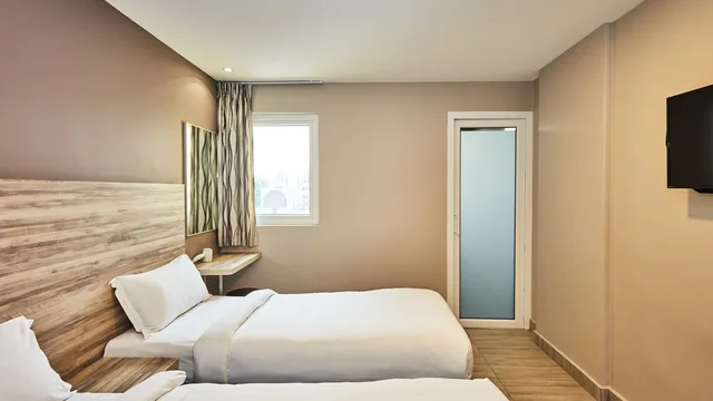 Ibis budget Singapore Crystal photo 1