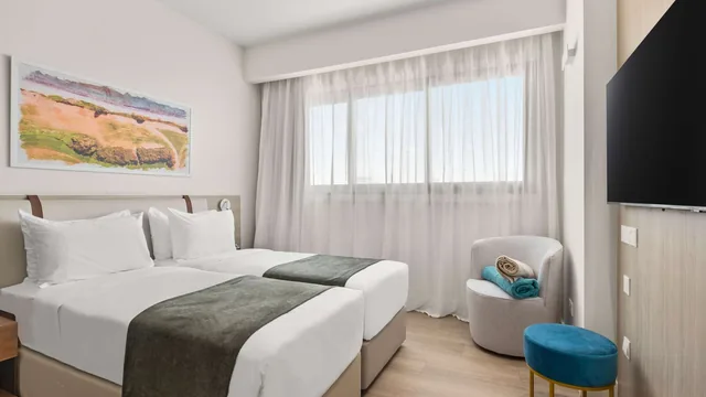 Mercure Larnaca Finikoudes Beach photo 4
