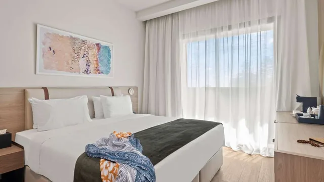 Mercure Larnaca Finikoudes Beach photo 8