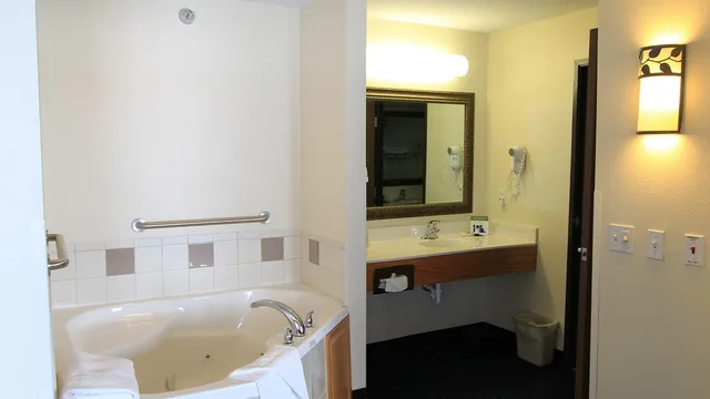 AmericInn by Wyndham Cedar Rapids Airport photo 9