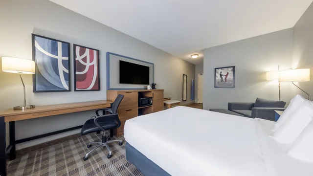 AmericInn by Wyndham Duluth photo 9