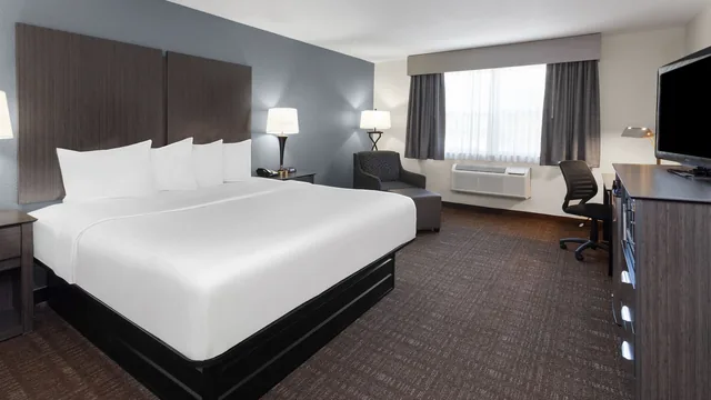 Baymont by Wyndham Chester IL photo 2
