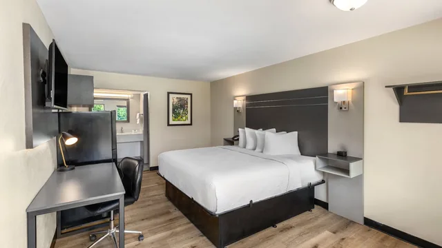 Baymont by Wyndham Dothan photo 12