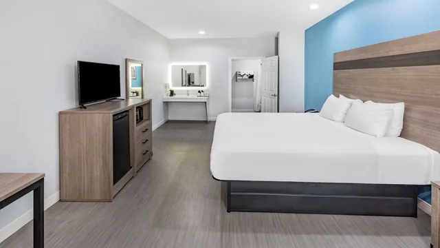 Baymont by Wyndham Freeport Texas photo 11