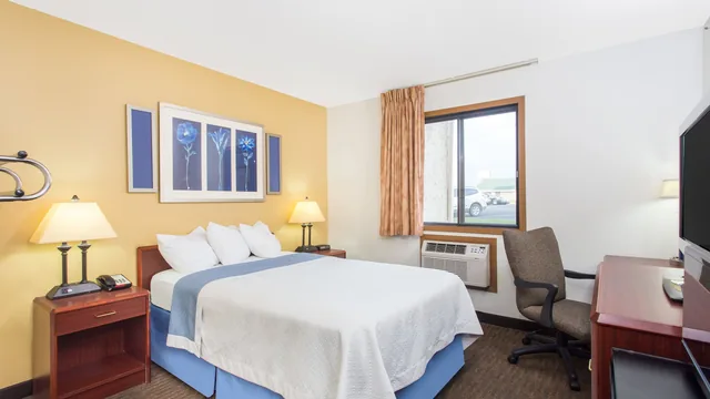 Days Inn by Wyndham Austin photo 4