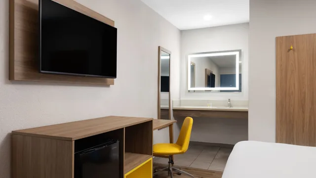 Days Inn by Wyndham Bakersfield photo 11