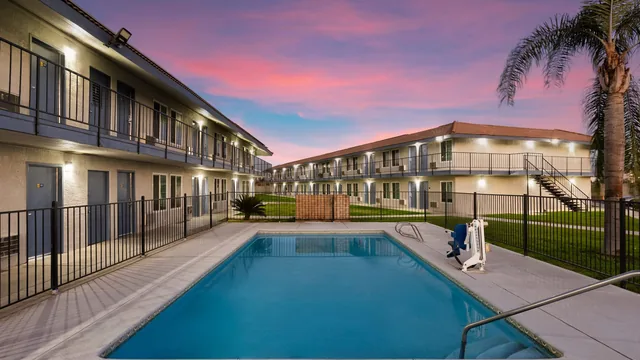 Days Inn by Wyndham Bakersfield photo 12