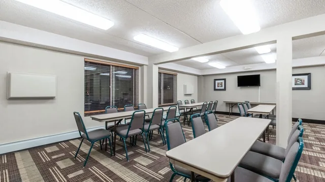 Days Inn by Wyndham Bismarck photo 3