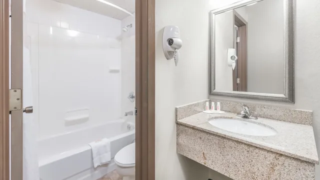 Days Inn by Wyndham Bismarck photo 4