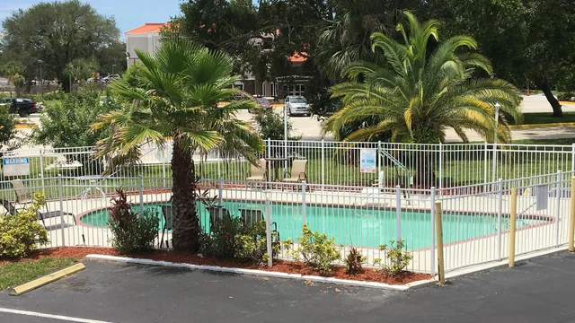 Days Inn by Wyndham Bradenton I-75 photo 6