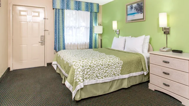 Days Inn by Wyndham Bradenton I-75 photo 7