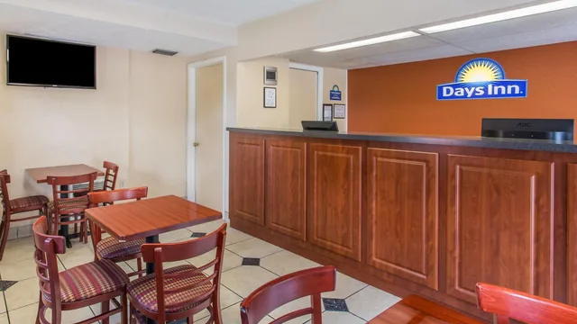 Days Inn by Wyndham Bradenton I-75 photo 8