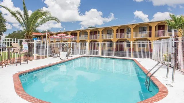 Days Inn by Wyndham Bradenton I-75 photo 11