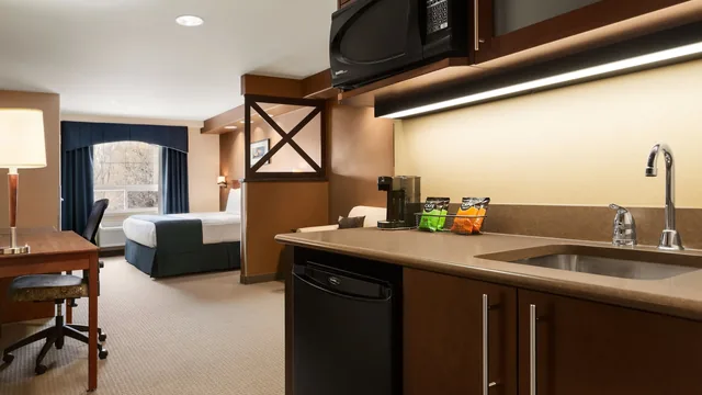 Days Inn & Suites by Wyndham Brandon photo 11