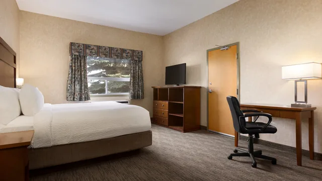 Days Inn & Suites by Wyndham Brooks photo 9