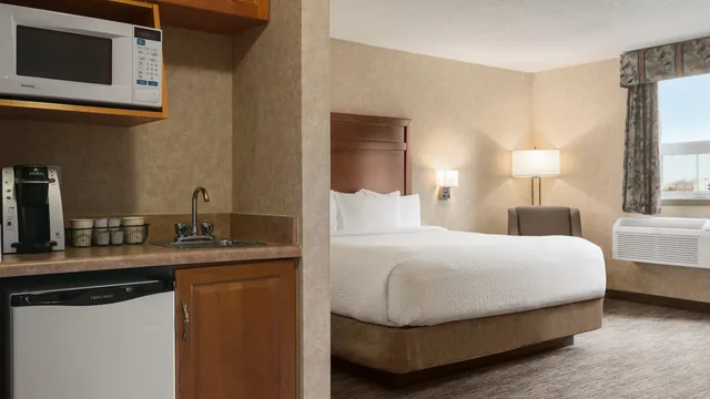 Days Inn & Suites by Wyndham Brooks photo 10